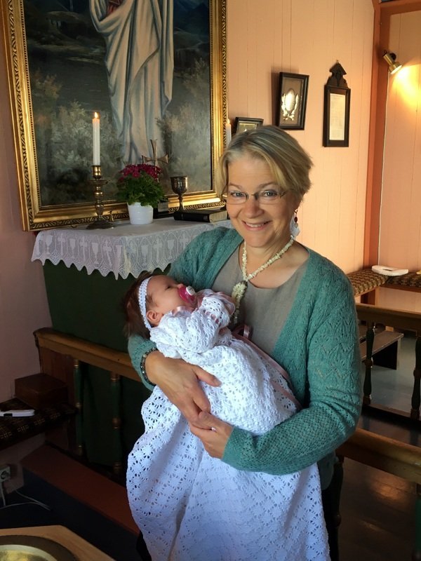 Hér er Pálína með nýskírða frænku sína, Ingunni Báru Ólafsdóttur, en Pálína er afasystir stúlkunnar. Skírnarkjólinn heklaði Pálína þegar hún var 12 ára.