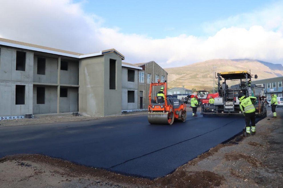 Malbikað við barnaskólann við Freyjugötu. Myndin tekin við Sæmundargötu. MYNDIR: ÓAB