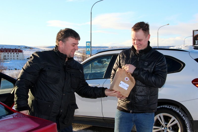 Þröstur Erlingsson í Birkihlíð í Skagafirði afhendir viðskiptavini á Blönduósi vöru sína.