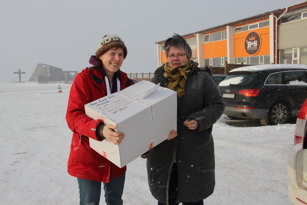 Vörur afhentar á Blönduósi. Mynd:FE