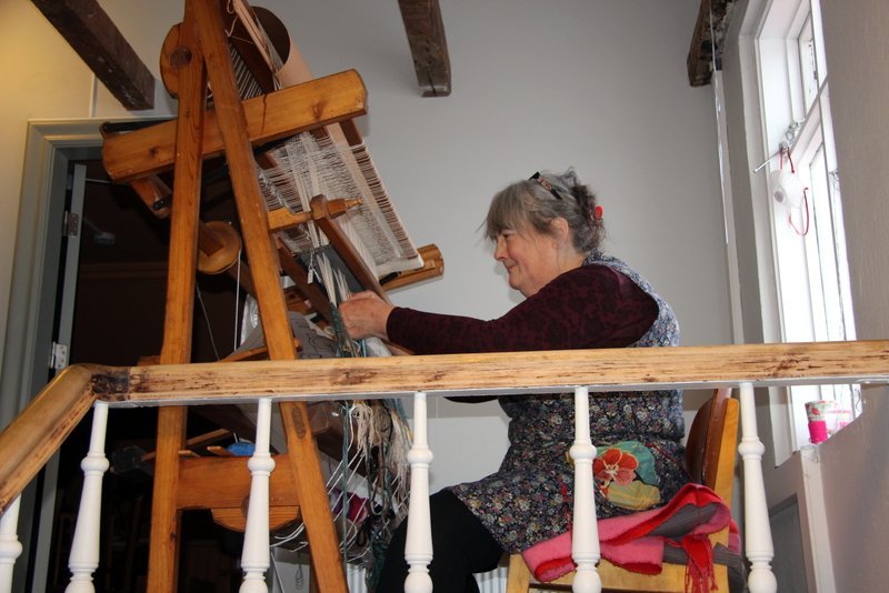 Einn af listamönnum mánaðarins við vinnu sína. Mynd:FE