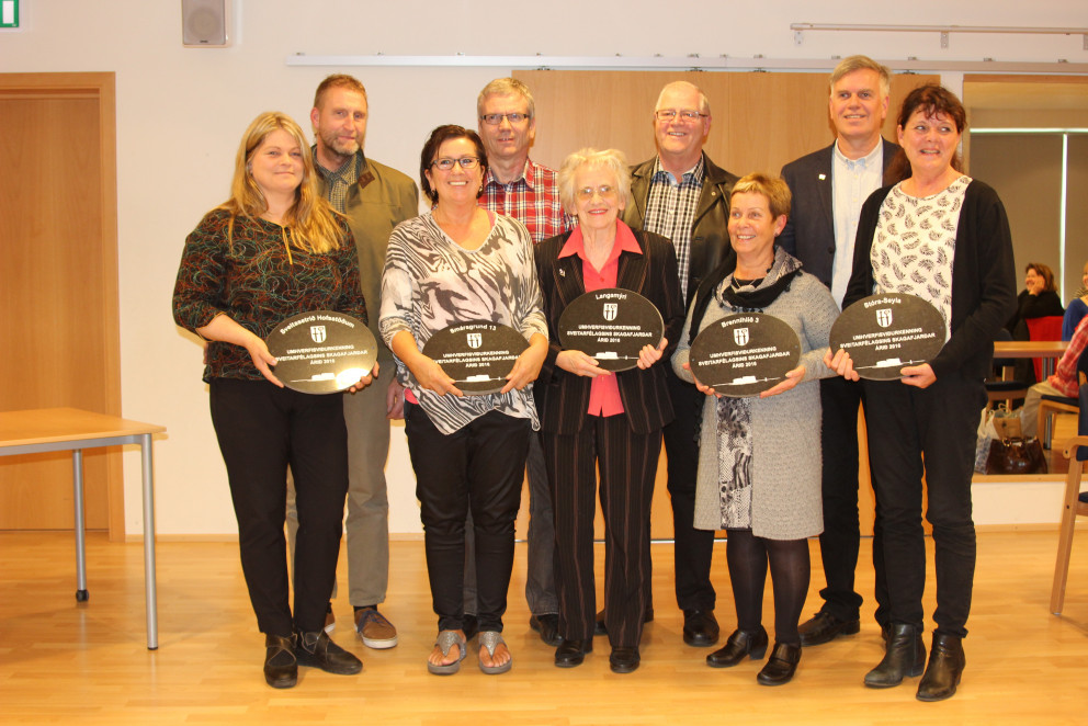Við afhendingu umhverfisviðurkenninga Skagafjarðar. F.v. Guðný Vésteinsdóttir og Þórólfur Sigurjónsson v/ Sveitarsetrið Hofsstöðum, Ásta Búadóttir og Trausti Jóel Helgason, Helga Bjarnadóttir v/ fræðslusetur þjóðkirkjunnar, Sigurbjörg Guðjónsdóttir og Jón Sigurðsson og Steinunn Ólafsdóttir og Guðmundur Þór Guðmundsson. Mynd: PF