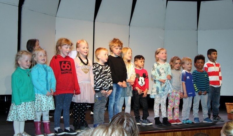 Leikskólabörn í Húnaþingi vestra buðu hópinn velkominn með söng og sumarblómum. Myndir: FE