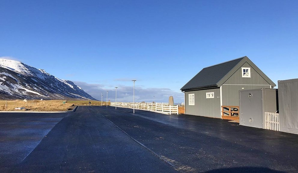 Nýverið var makbikað plan og gatan vestan kirkjugarðsins á Nöfum. MYNDIR: ÓAB