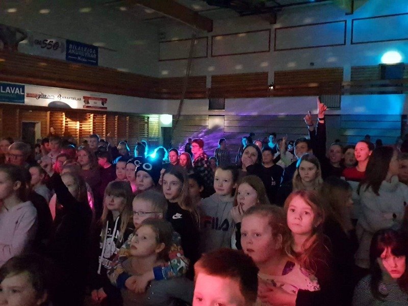 Dansað í íþróttahúsinu á Sauðárkróki. Aðsendar myndir.