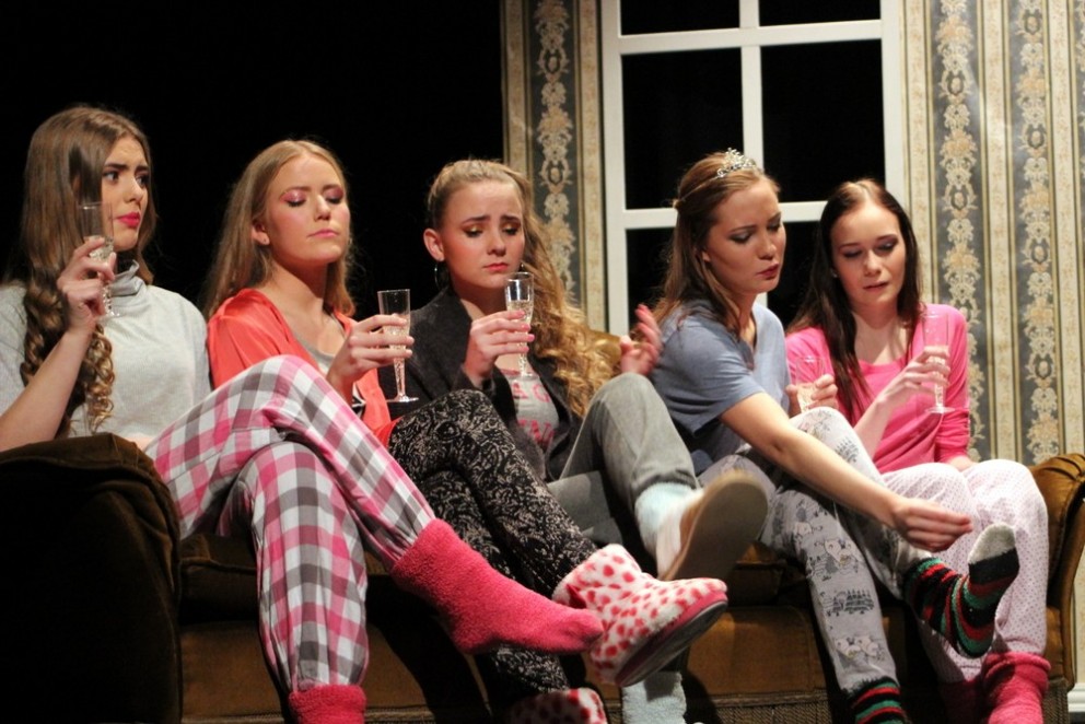 Leikfélag NFNV frumsýndi Ástin er diskó - Lífið er pönk í Bifröst á Sauðárkróki í gær. Myndir: KSE