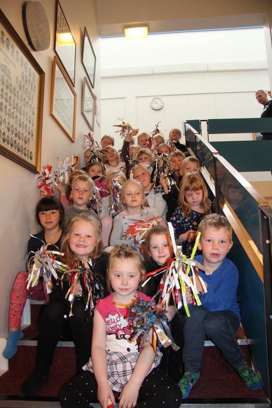 Nemendur 1.-3. bekkjar tilbúnir með dúska fyrir skrúðgönguna. Myndir:FE