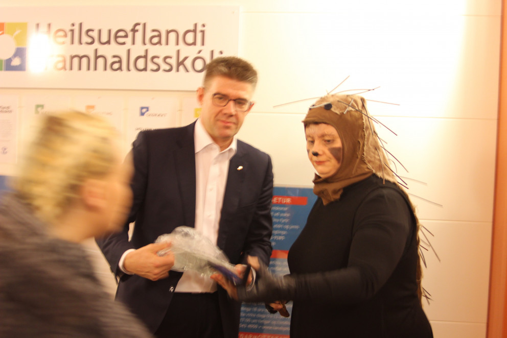 Gunnar Bragi Sveinsson ásamt Patta broddgelti á kjörstað sl. laugardag. Mynd: PF