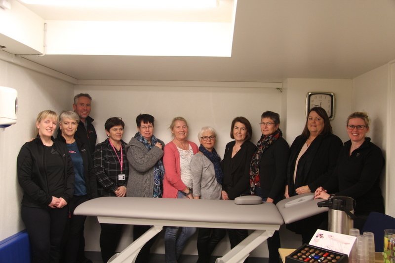 Lionskonur og sjúkraþjálfarar við afhendingu bekkjarins. F.v. Árný Lilja Árnadóttir, Fanney Ísfold Karlsdóttir, Sveinn Sverrisson, Kristrún Snjólfsdóttir, Steinunn Ámundadóttir, Jakobína Helga Hjálmarsdóttir, Ragnheiður Guttormsdóttir, Sigrún Brynja Ingimundardóttir, Lilja Guðbjartsdóttir, Agnes Hulda Agnarsdóttir og Helena Magnúsdóttir. Mynd: FE