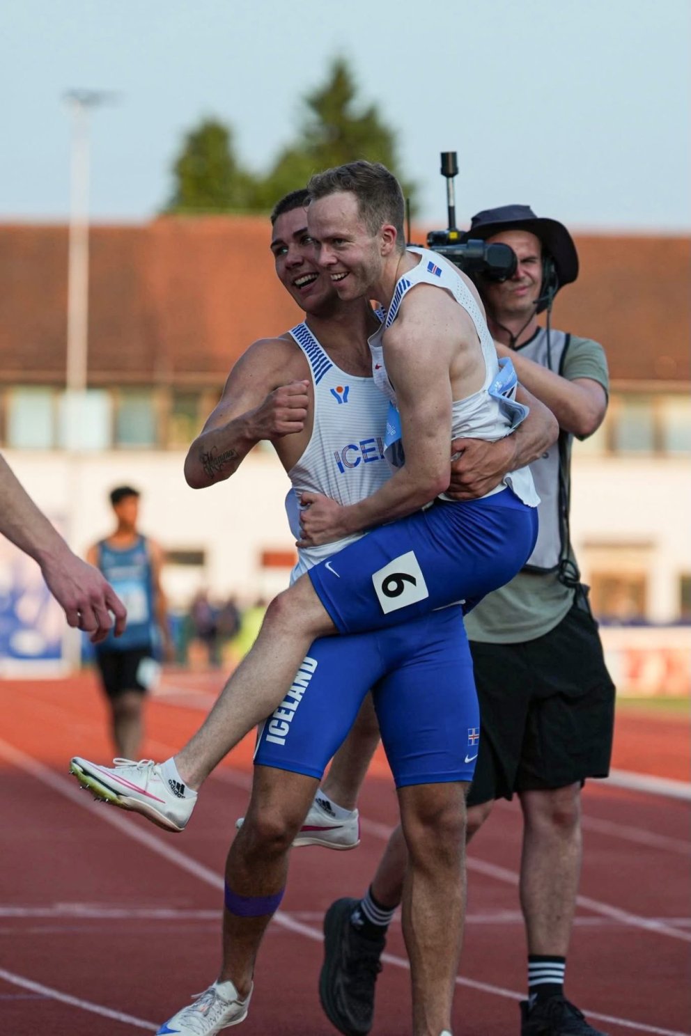 Sveinbjörn (fyrir miðju) fagnar með liðsfélaga. Mynd:Frí.