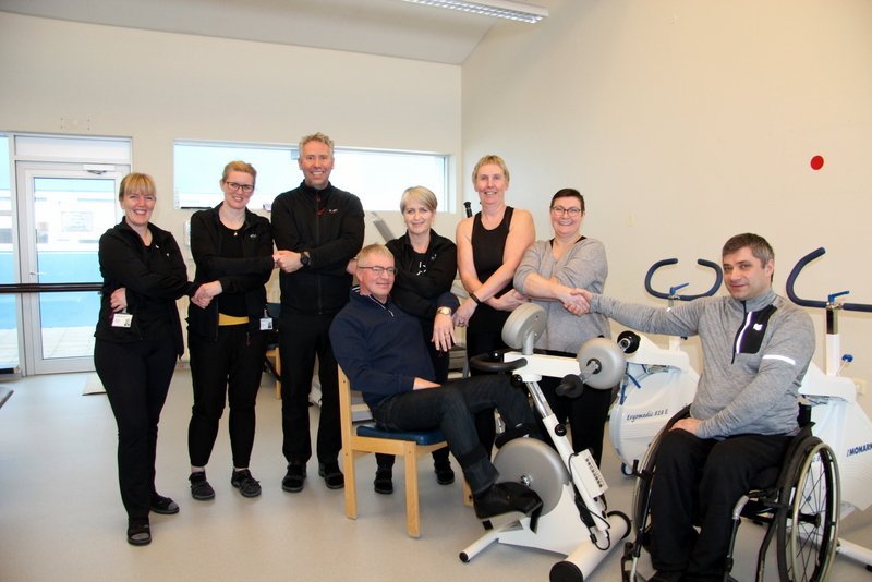 Sjúkraþjálfarar HSN á Sauðárkróki ásamt félögum í stjórn Sjálfsbjargar í Skagafirði við afhendinguna. Myndir:FE