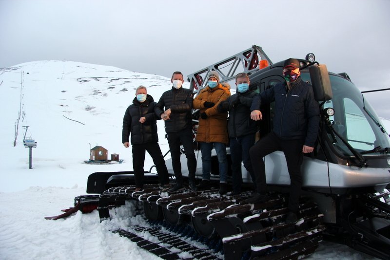 Mynd 1: Nýi troðarinn afhentur að Covidskum hætti. Frá vinstri: Sveitarstjórnarfulltrúarnir Bjarni Jónsson, Gísli Sigurðsson og Stefán Vagn Stefánsson, Sigfús Ingi Sigfússon, sveitarstjóri Sveitarfélagsins Skagafjarðar og Viggó Jónsson frá Rafstillingu ehf. Myndir:FE