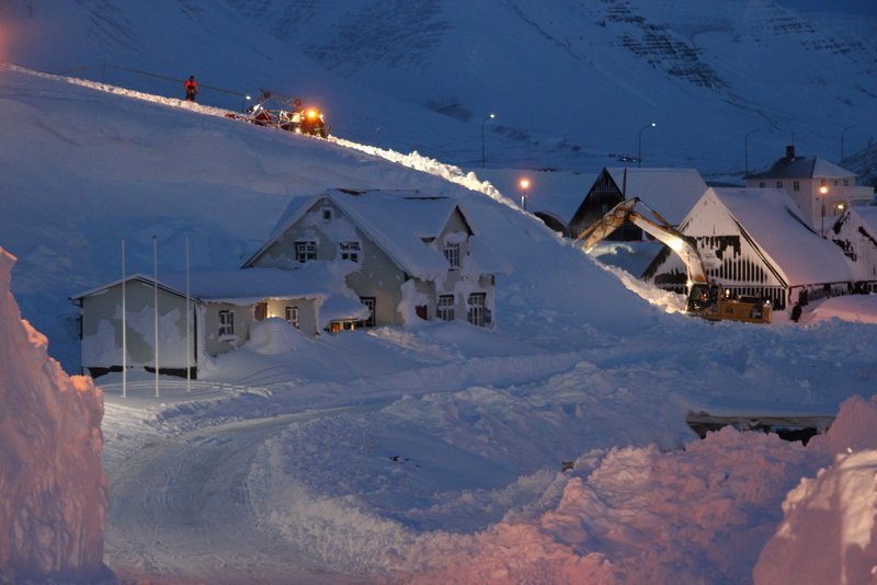 Snjótroðari og grafa brytja niður snjóhengjuna. Mynd:FE