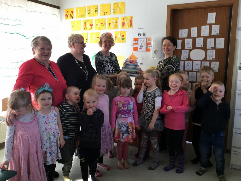 Konur úr Kvenfélagi Seyluhrepps ásamt nemendum og starfsmönnum Birkilundar. Aðsend mynd.