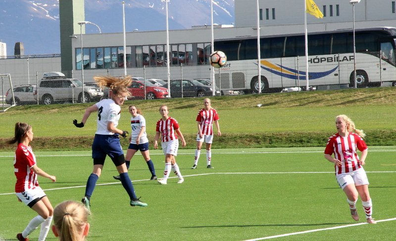 Vigdís Edda skallar í mark Þróttara. Mynd: PF.