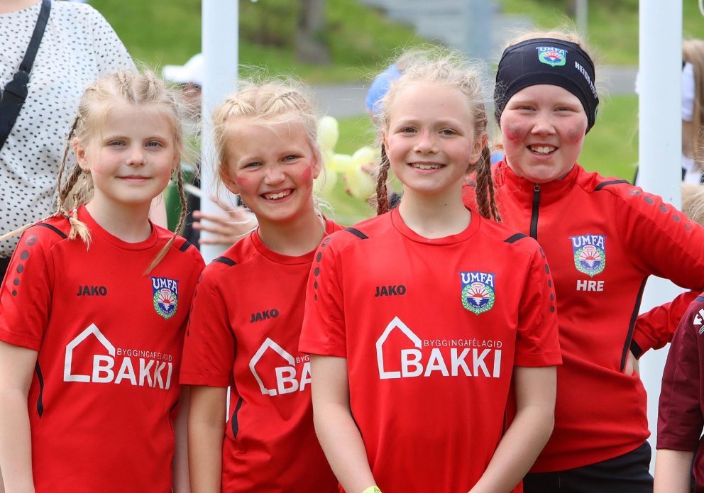 Hressar stúlkur úr Aftureldingu brosa í myndavélina. MYNDIR: ÓAB