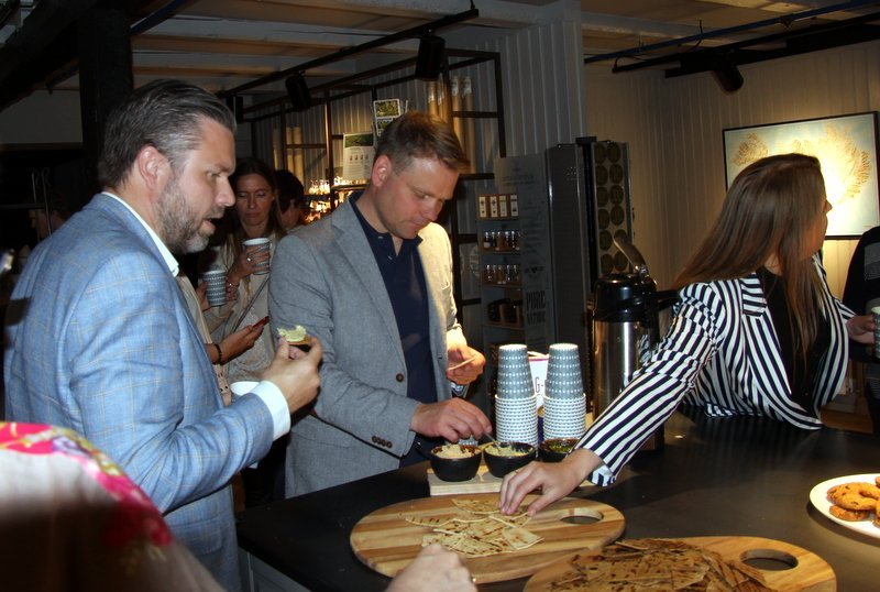 Frá opnun sýndarveruleikasetursins fyrr í sumar. Gestum var boðið upp á ýmsar kræsingar úr eldhúsi Gránu Bistro. Mynd: PF.