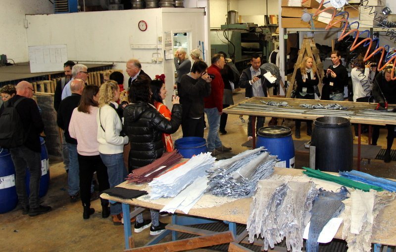 Ráðstefnugestir heimsóttu meðal annars sútunarverksmiðjuna Atlantic Leather á Sauðárkróki í gær og eru myndirnar þaðan.