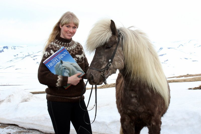 Bókaunnandinn og hestakonan Arnþrúður Heimisdóttir. Aðsend mynd.