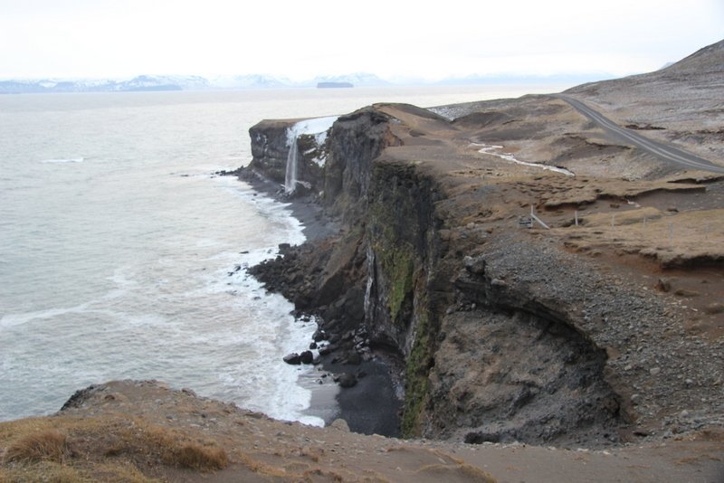 Fyllan komin í fjöruna en hún var utan í berginu sem hæst stendur á myndinni. Mynd: PF.