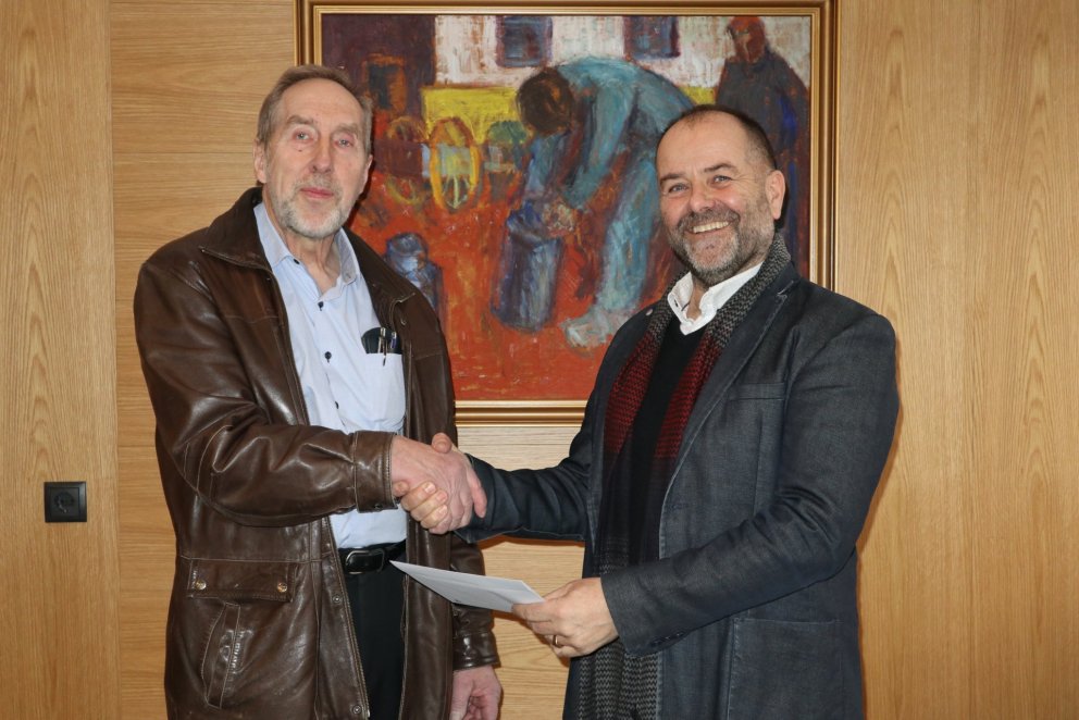 Bjarni Maronsson stjórnarformaður KS afhentir Guðbrandi Ægi viðurkenninguna.MYND GG