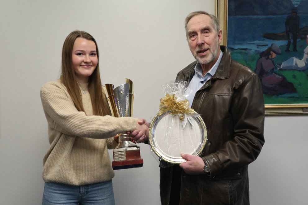 Bjarni Maronsson stjórnarformaður KS afhentir Huldu Þóreyju afreksbikarinn. MYND GG