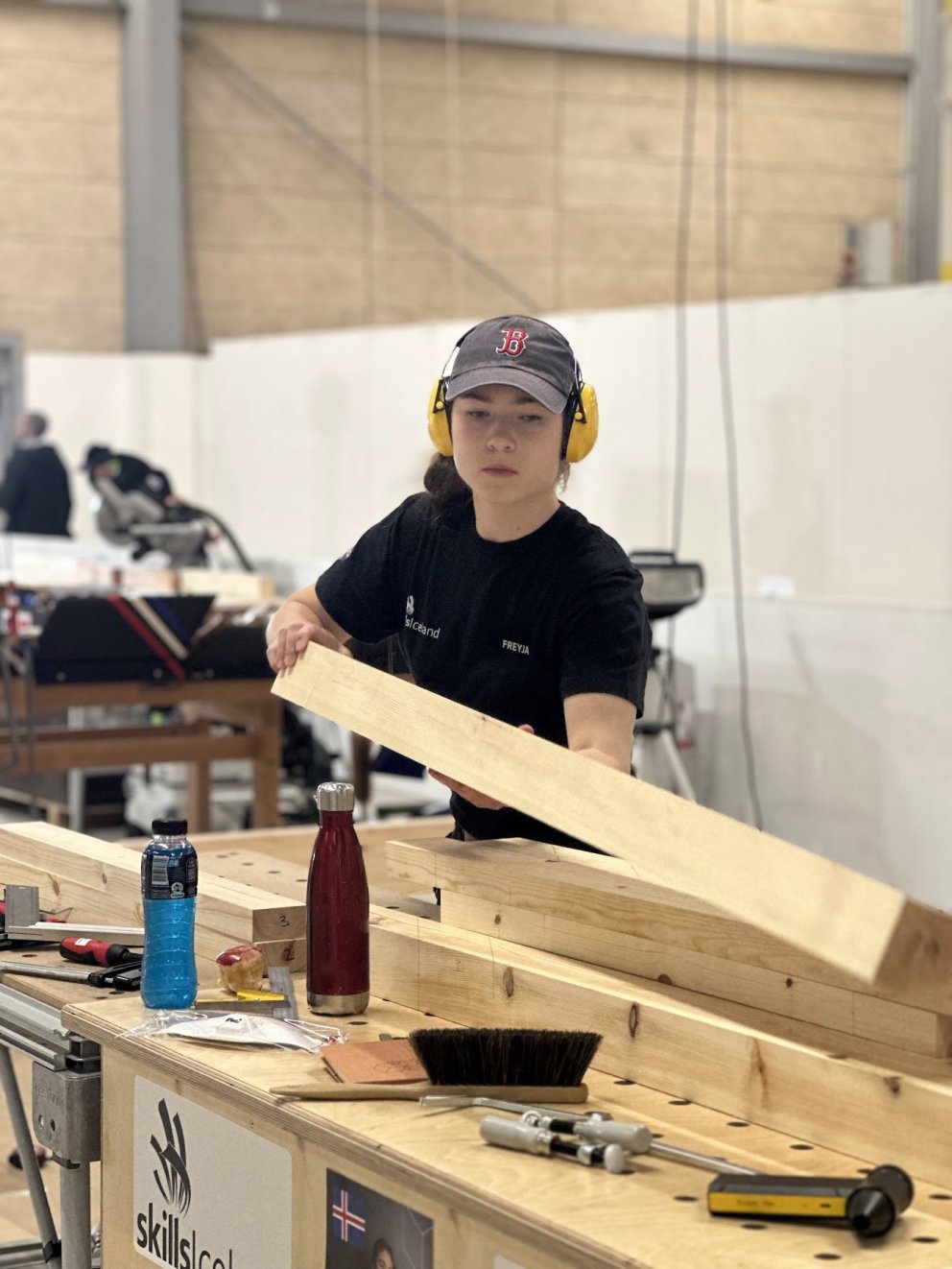 Freyja einmitt við smíðarnar. MYND AÐSEND