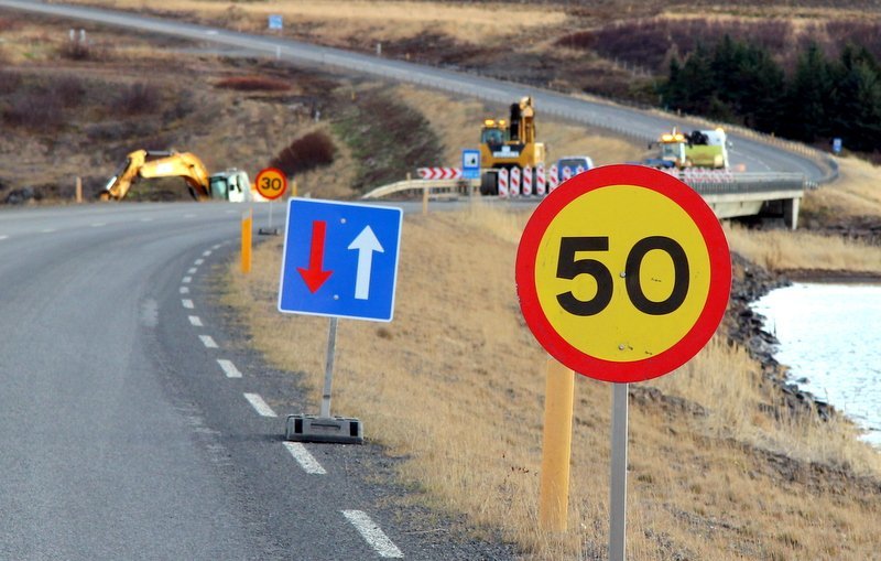 20 kærðir fyrir of hraðan akstur við Héraðsvatnabrú vesturóss