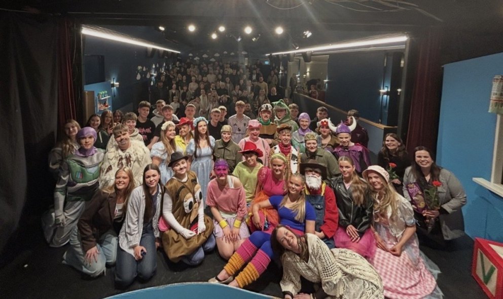 Hópurinn eftir vel heppnaða frumsýningu. MYND ÁRSKÓLI.IS