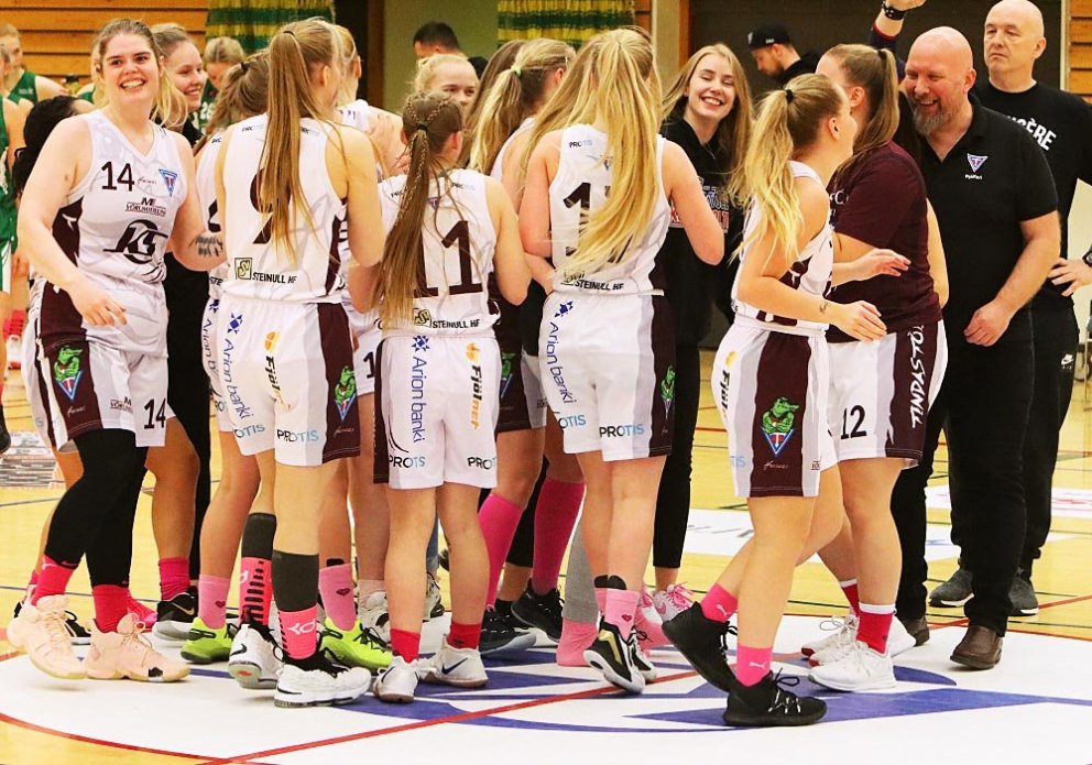 Stólastúlkur fagna í leikslok. MYND: ÓAB