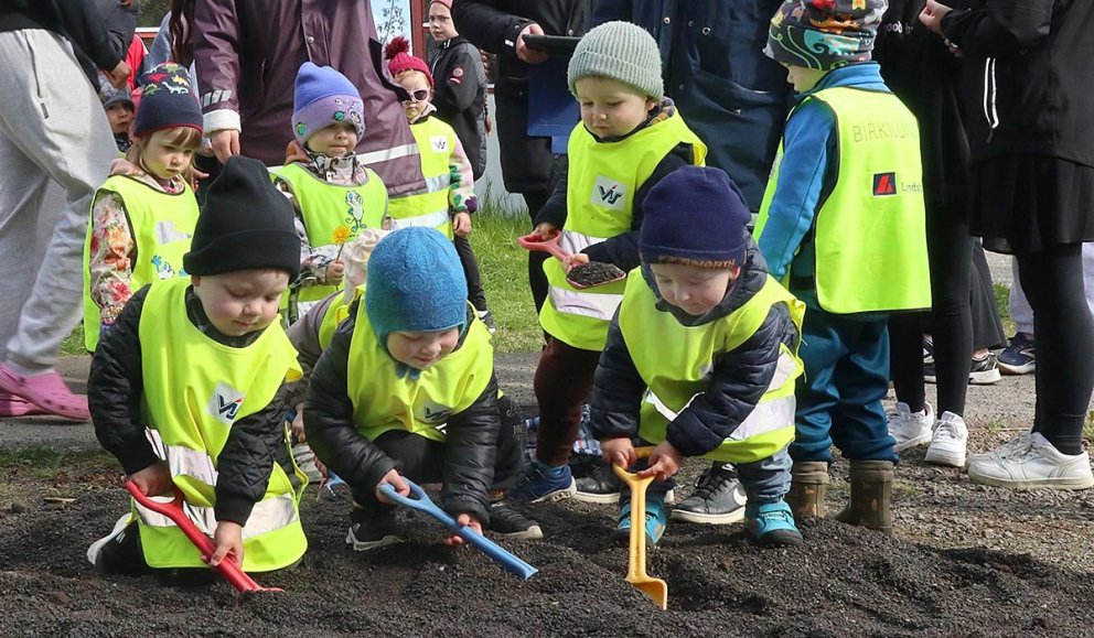 Ísak fékk fljótlega öfluga aðstoð eftir fyrstu skóflustunguna. MYNDIR/GG