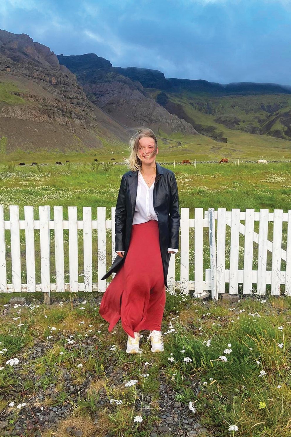 Inga Rós Suska í túninu heima í Vatnsdalnum. AÐSEND MYND