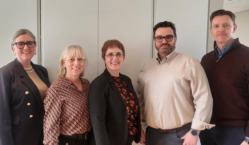 Frá vinstri: Heiðrún Erika Guðmundsdóttir forstöðumaður rannsókna og þekkingar hjá Ferðamálastofu, Hafdís Björg Hjálmarsdóttir lektor HA, Dr. Ingibjörg Sigurðardóttir, Magnús Haukur Ásgeirsson aðjúnkt HÍ og Geir Kristinn Aðalsteinsson Höldur fulltrúi Samtaka ferðaþjónustunnar. MYND AF HÓLAR.IS