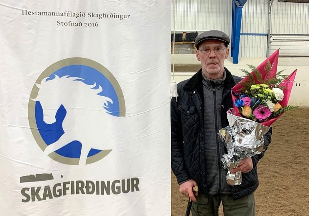 Ingimar tekur við viðurkenningunni í Þráarhöllinni á Hólum. MYND AF EIDFAXI.IS
