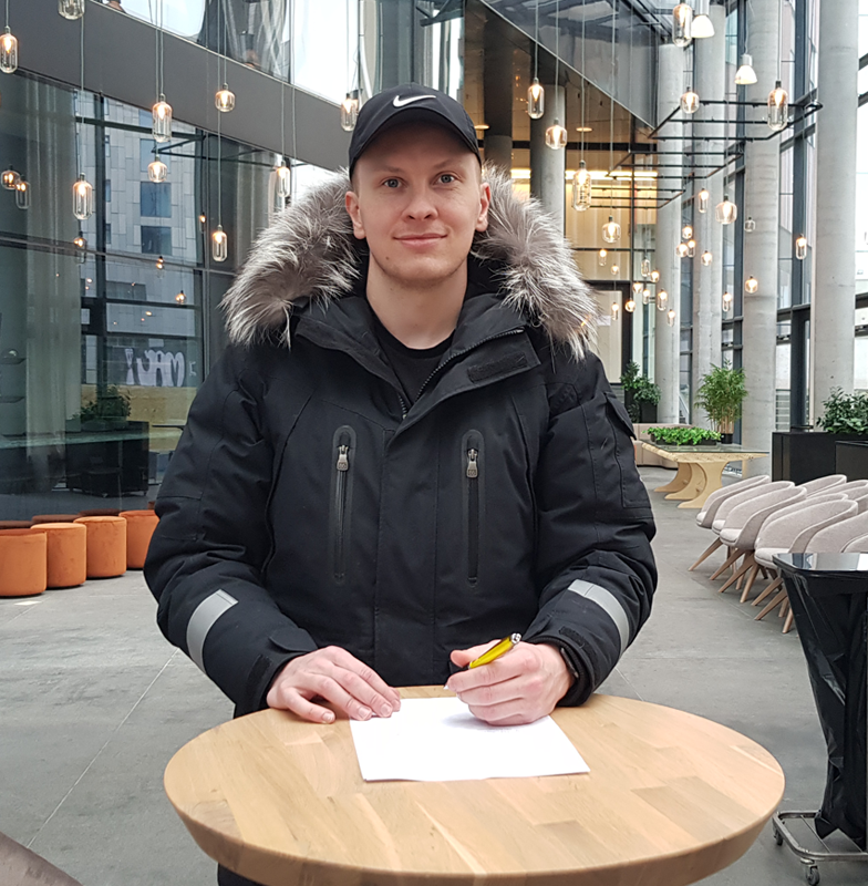 Ingvi Rafn krotar undir samning á dögunum. Mynd: Aðdáendasíða Kormáks