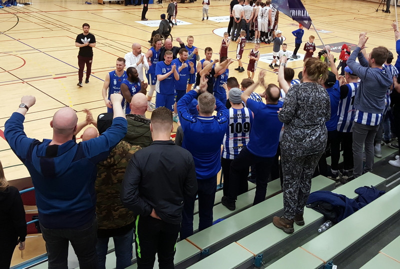 ÍR-ingar fagna í leikslok með sínum öflugu stuðningsmönnum. Mynd: PF.