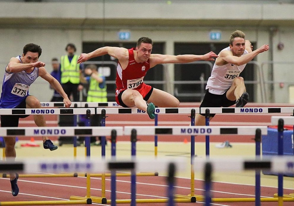 Ísak Óli rauðklæddur í grindahlaupinu. MYND AF VEF FRÍ