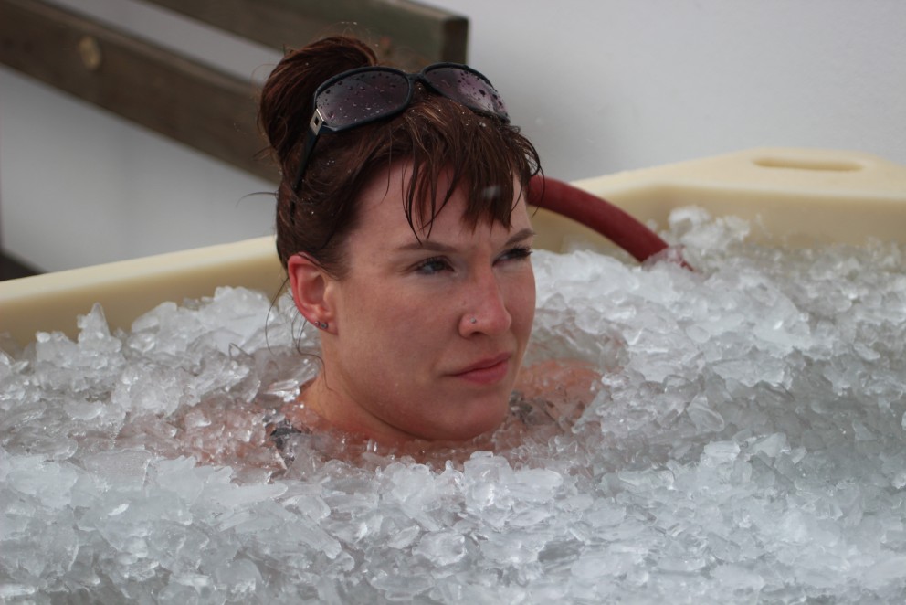 Sara einbeitt í ísbaðinu. Mynd: KSE