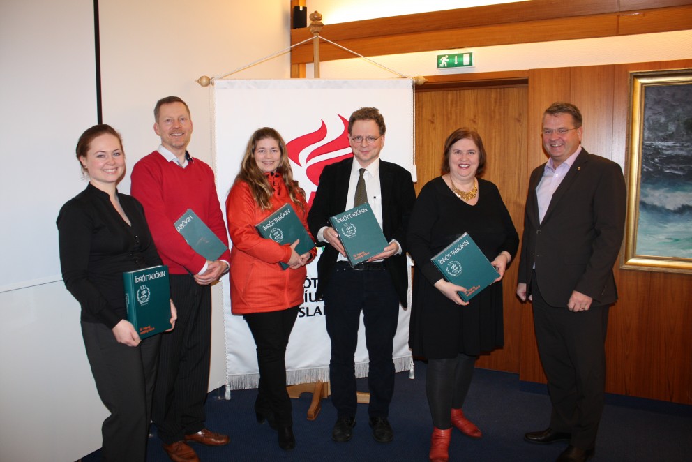 ÍSÍ gefur héraðskjalasöfnun landsins Íþróttabókina