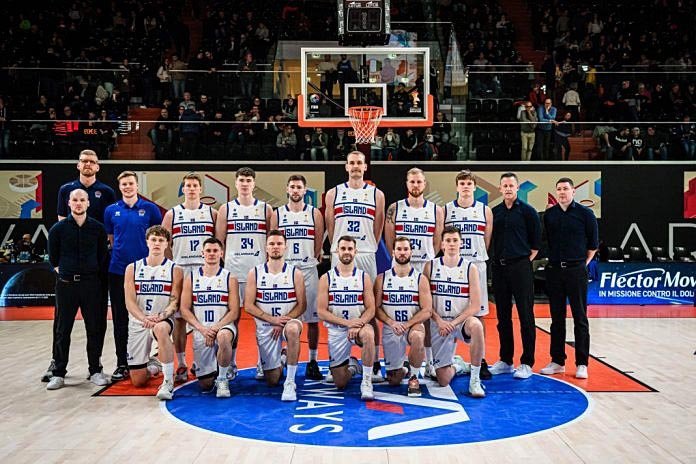 Íslenska landsliðið fyrir leik í gær. Arnar númer 66 og Raggi 34. MYND AF NETINU