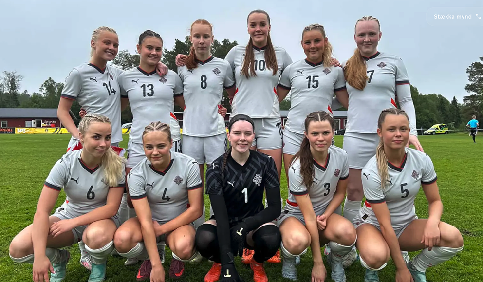 Lið Íslands fyrir leik í dag. Birgitta númer 15 og Elísa númer 6. MYND AF KSÍ.IS