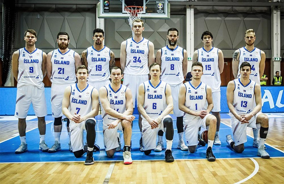 Íslenska landsliðið í körfubolta. Pétur er lengst til vinstri í neðri röð, við hlið Loga Gunnars sem spilaði í gær síðasta landsleik sinn eftir hreint magnaðan 147 leikja landsliðsferil. MYND AF KKÍ.IS