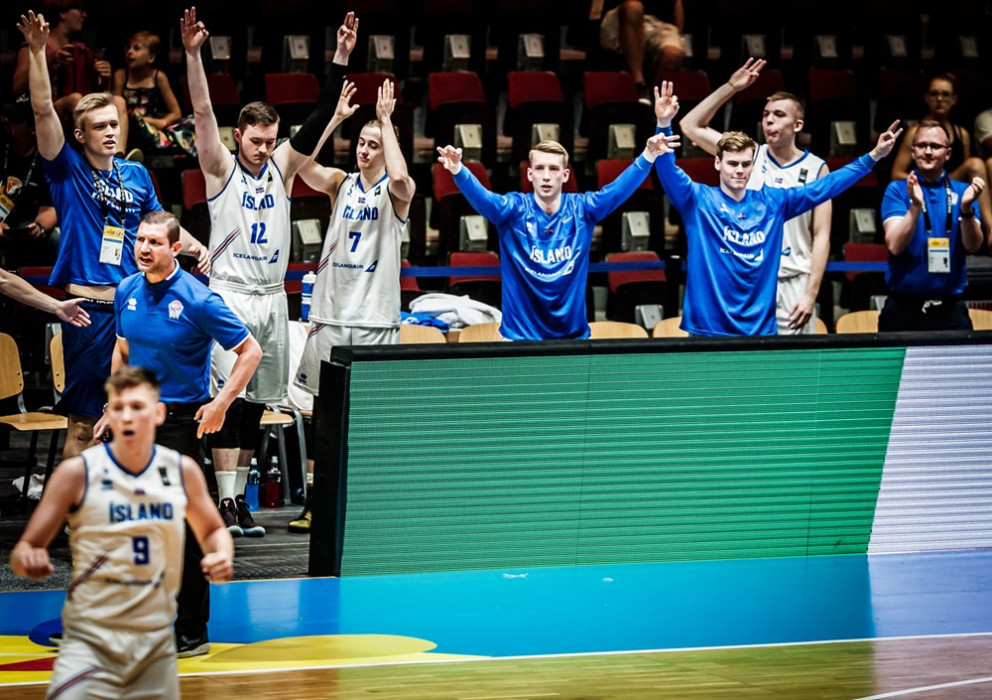 Íslenska U20 landsliðið fagnar í Þýskalandi. MYND: KARFAN.IS