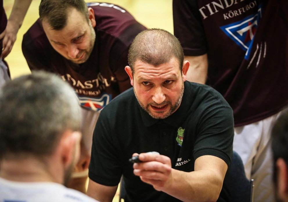 Israel Martin fer yfir málin með leikmönnum sínum. MYND: HJALTI ÁRNA