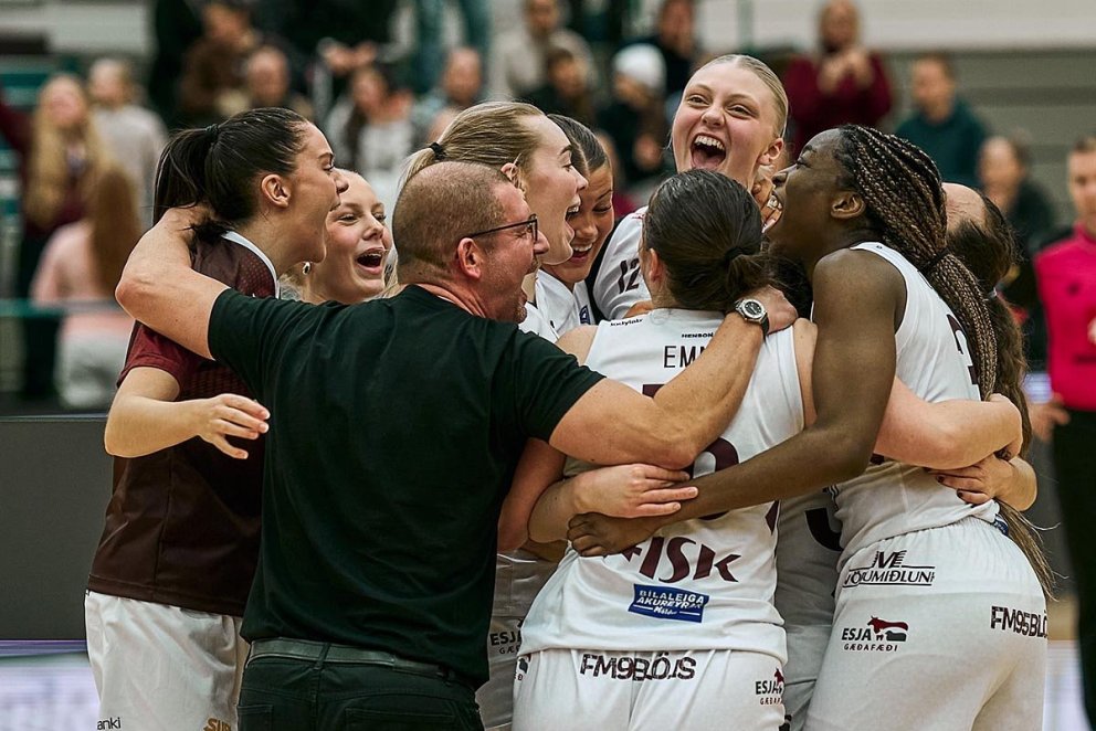 Israel Martín og Stólastúlkur fagna sigri. MYND: SIGURÐUR INGI