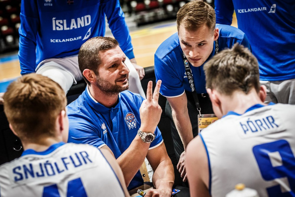 Israel Martin og strákarnir í U20 landsliðinu.  MYND: KARFAN.IS