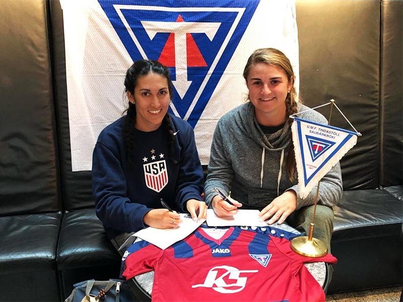 Jackie og Murielle skrifa undir á dögunum. MYND: TINDASTÓLL