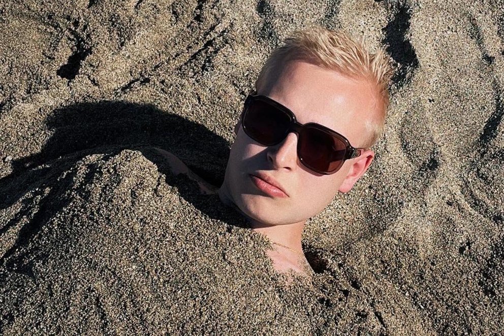 Jakob Birgis við öllu búinn. Það er vissara að vera með sólgleraugun með sér þegar flakkað er um Norðurland vestra. MYND AF FB