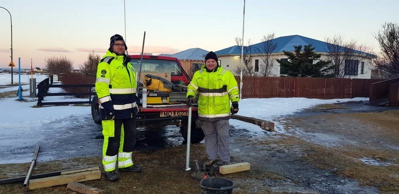 Bjarni Helgi Ragnarsson, starfsmaður þjónustumiðstöðvar Svf. Skagafjarðar, og Baldvin Jónbjarnarson, jarðeðlisfræðingur hjá Eflu Verkfræðistofu, við sýnatöku. Mynd:FE