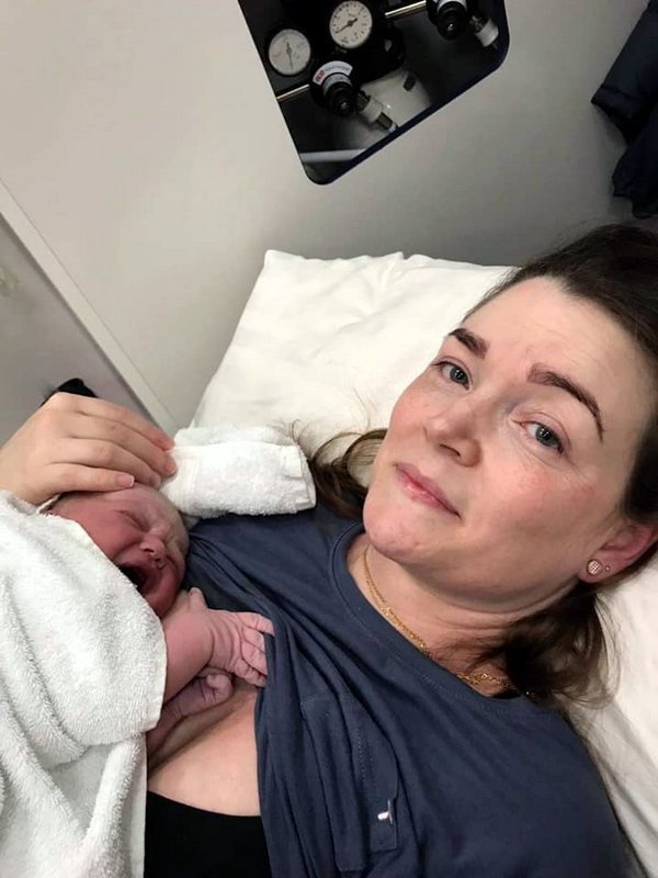 Jenný Lind Sigurjónsdóttir og nýfædda dóttirin. Myndir af FB-síðu Jennýjar.